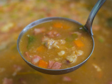 Adeus caldo de ossos: caldo queridinho dos brasileiros é rico em colágeno, anti-inflamatório e perfeito para o inverno