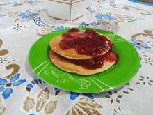 Panqueca americana com geleia de morango