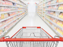 Usar as chaves de casa para escolher frutas no supermercado é um gesto simples que faz toda diferença