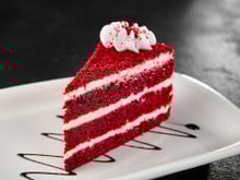 Bolo red velvet sem corante: essa versão natural não leva açúcar e nem farinha de trigo, mas fica tão bonita e saborosa quanto a original