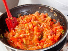 Influente chef espanhol revela grande erro que cometemos ao cozinhar esse molho: "Um sofrito não é uma cebola e dois tomates. É 100 gramas de cebola e 80 gramas de tomate"