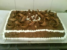 Bolo de chocolate trufado com morangos da Mell