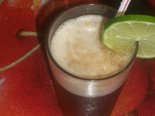 Mate gelado com limão espumante