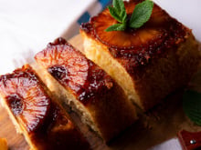O bolo de abacaxi mais macio que já provei leva leite condensado e fica impossível comer só um pedaço
