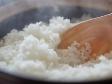 Você deixa arroz cozido fora da geladeira? Qual a maneira correta de armazená-lo em até 24 horas