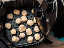 Pão de queijo na air fryer: saiba o tempo exato pra assar o lanche na fritadeira e alcançar o ponto perfeito