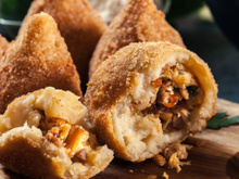 Sem farinha nem fritura: como fazer coxinha de frango caseira, crocante por fora e macia por dentro