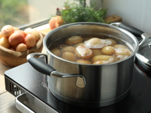 Pare de cozinhar batatas em água fervente. Existe uma maneira muito melhor