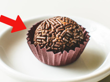 Palavra de vendedora de doces: esse é o truque simples para recuperar o formato original das forminhas de brigadeiro largas e amassadas em segundos