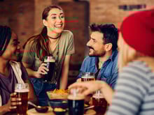 Beber deixa as pessoas mais bonitas? Entenda como a ciência explica fenômeno alcoólico