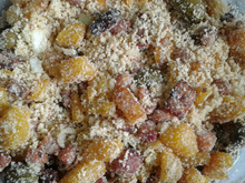 Farofa de banana com bacon e azeitonas