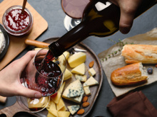Queijos e vinhos: esses são os acessórios que você precisa para fazer uma noite especial com seus amigos