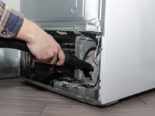 Como, com que frequência e por que você deve limpar a parte de trás da geladeira?
