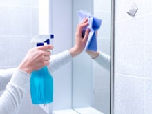 Dê adeus às manchas! Receita caseira para deixar vidros e espelhos sempre limpos e brilhando