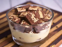 Aprenda a fazer um pavê de Bis cremoso e chocolatudo! Essa sobremesa fácil vai conquistar toda a família neste Natal