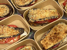 Receita de sanduíche SEM PÃO com berinjela empanada e frango caprese que entrou pro cardápio semanal da minha família