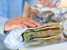 Pouca gente sabe, mas existe um lado certo para usar o papel-alumínio e faz toda a diferença