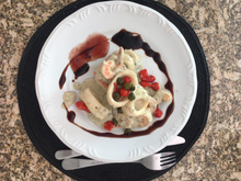 Salmão ao molho gorgonzola com camarão e lula