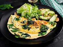 Omelete de claras com espinafre e abacate é um pós-treino fácil de fazer cheio de benefícios para recuperação muscular e manter o metabolismo ativo