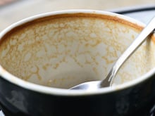 Como remover manchas de chá e café de copos – mesmo as manchas mais difíceis – usando itens domésticos comuns