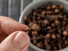 Esses são os motivos para você mastigar cravos-da-Índia diariamente, os benefícios são maiores do que você imagina!