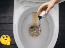 Jogo sal no vaso sanitário à noite e esse é melhor truque doméstico que já aprendi