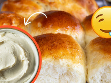 Pão de requeijão de liquidificador: detalhe ao adicionar a farinha no preparo vai fazer toda diferença na textura dessa delícia