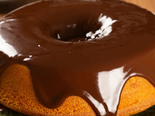 Quem prova, aprova: bolo de cenoura tamanho família para não faltar para ninguém nesse final de semana!