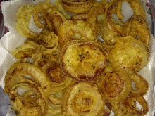 Cebola frita com molho de maionese e pimenta biquinho