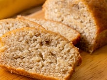 Nem açúcar, nem farinha, nem leite, nem ovo: desde que aprendi essa receita de bolo de banana saudável, só faço assim e é muito fofinho!