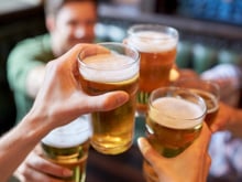 Brasil no topo: 3 cervejas entram na lista das melhores do mundo — veja quais surpreenderam e quanto custa