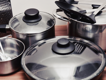 Panela velha é que faz comida boa? Confira 3 jogos de panela que vão mudar a forma como você cozinha