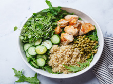 Almoço leve e cheio de proteína? Essas saladas são a resposta para uma refeição prática e cheia de sabor