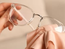 Para que serve borrifar vinagre branco nos óculos? Entenda por que recomendam e como usar o truque do jeito certo