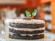 Naked cake com biscoito de chocolate e baunilha: receita deliciosa