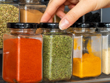 Cuidado com os temperos que você compra! Estudo mostra que tem produto adulterado no mercado e explicamos como não cair em cilada