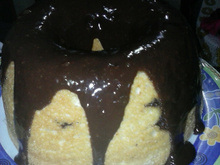 Bolo com pedaços de chocolate ao leite