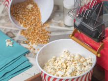 Para animar a festa das crianças sem ter tanto trabalho, apostar em uma pipoqueira elétrica é uma boa ideia