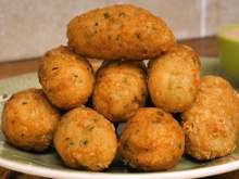 Troque a farinha de trigo por tapioca e faça esse bolinho de arroz sem glúten que fica uma delícia