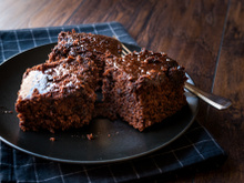 Esse truque vai manter o seu bolo de chocolate molhadinho por dias