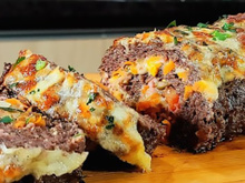 Rocambole de carne suculento que aprendi com a minha avó nos almoços de domingo