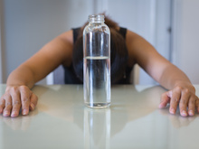 Afinal, água te salva da ressaca? A ciência diz que provavelmente...