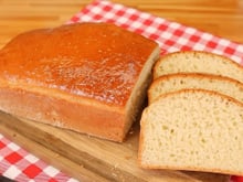 Queria ir pra casa agora pra fazer esse pão fofinho fácil para lanchar à noite: sem sovar e sem leite!