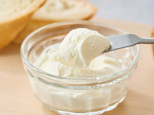 Faça você mesmo em vez de comprar: cream cheese caseiro com só 3 ingredientes e muito mais barato