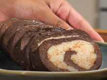 Rocambole de prestígio é a sobremesa fácil e irresistível que você precisa fazer na sua casa