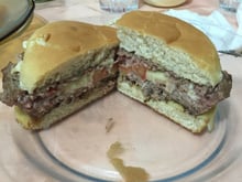 Hambúrguer KL recheado na brasa