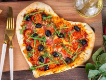 Pizza com formato de coração e recheio simples e saboroso para um jantar romântico sem gastar muito