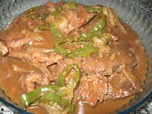 Carne cozida ao molho de cerveja