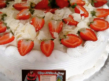 Bolo brigadeiro branco com morangos