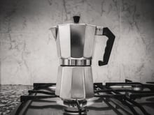 Por que você tem que deixar a tampa aberta ao fazer café na cafeteira italiana: o truque dos baristas